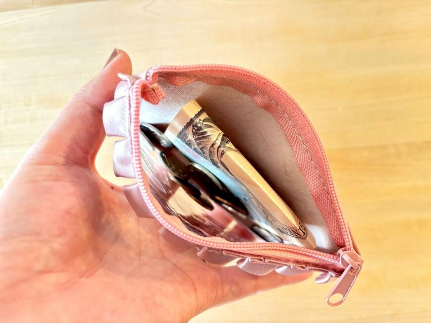 ダイソー「推しポーチ フリル付フラットポーチ」