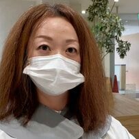 くせ毛をツヤツヤストレートに。縮毛矯正を取り入れた女性が『スッキリまとまる』仕上がりに満足