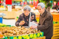 10月の「食品値上げ数」約6700品目へ。60歳代の厚生年金・国民年金額と就業状況とは