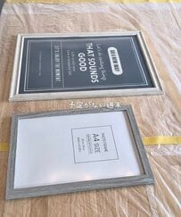 【100均DIY】ダイソーのシンプルな〈フレーム〉→ペンキを塗ってポップにアレンジ！「カラフルでほんまに可愛い！」と話題