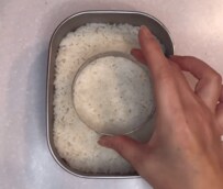 【黄味が輝く弁当】丸い型押し部分にどんなおかずが入るでしょうか？照りツヤがたまらないビビンバ弁当