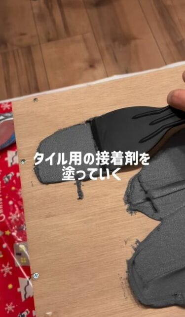 モザイク柄のミニテーブル【ハンドメイド】 DIY】無骨な木の板が激変！赤目地が可愛い「モザイクタイルのミニ