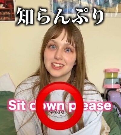 空耳英語クイズをする外国人女性