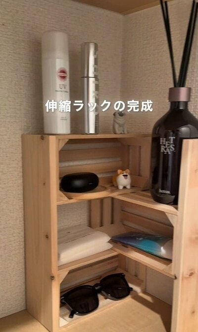 完成した伸縮式のコーナー飾り棚。ディフューザーやサングラスなど、愛用の小物がおしゃれに飾られています。