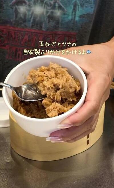 玉ねぎとツナの自家製ふりかけを器からすくう