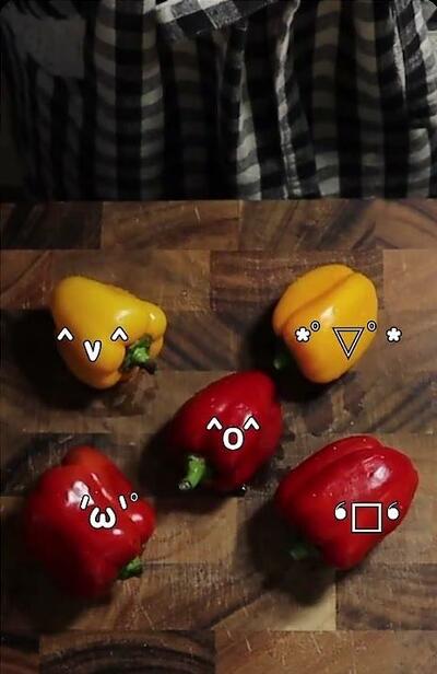 顔文字を添えて並べられたパプリカ