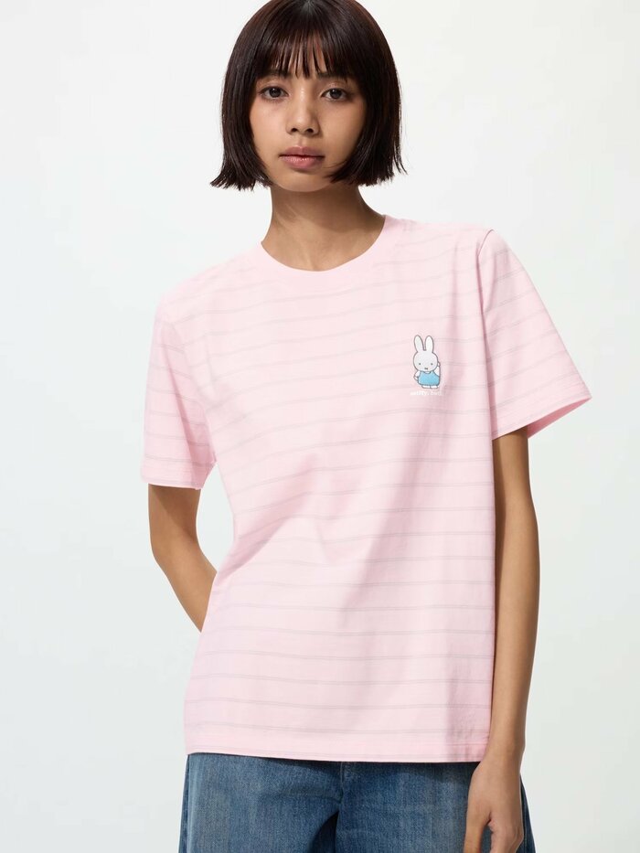 淡いピンクのボディに細いボーダー柄がデザインされたカジュアルなTシャツ