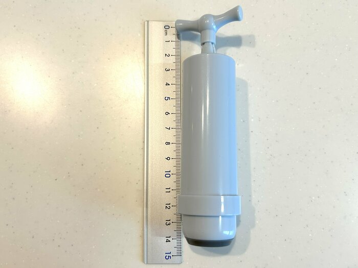 手動ポンプの大きさは、長さ約14cmとコンパクト