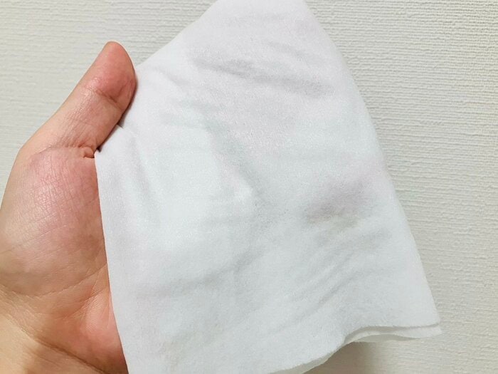 繊維の目はかなり細かく、シートも厚手で、しっとり水分が含まれています