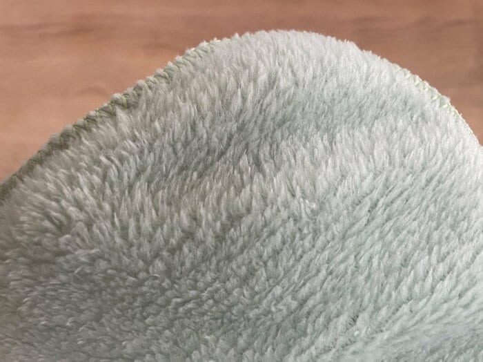 マイクロファイバーは、極細繊維で他の繊維と比べて格段に隙間が多い