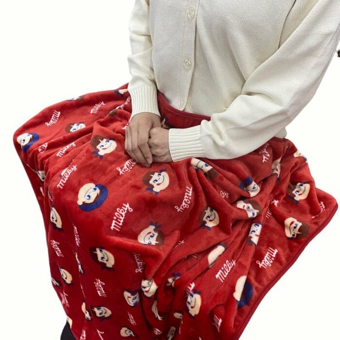 鮮やかな赤色が目を引く「ブランケットMサイズ ペコトポコ」