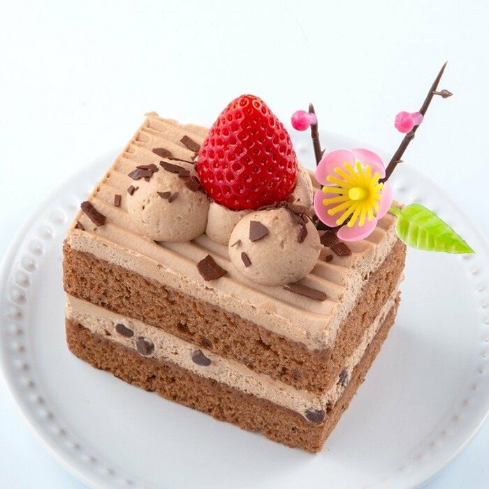 苺と桃の花で可愛らしく仕上げたチョコレートケーキ