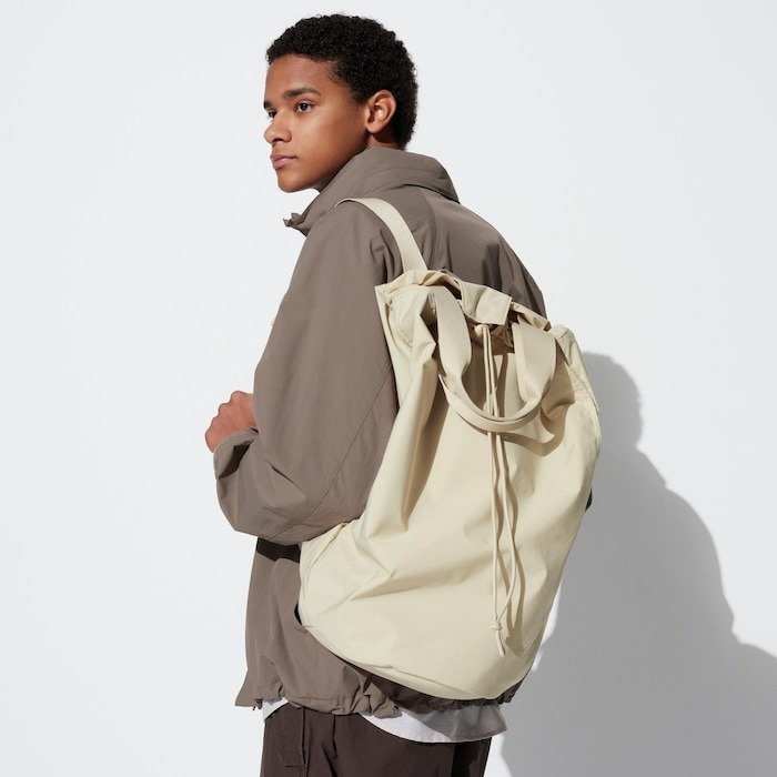 ユニクロ、ドローストリングバックパックの商品画像、使用例