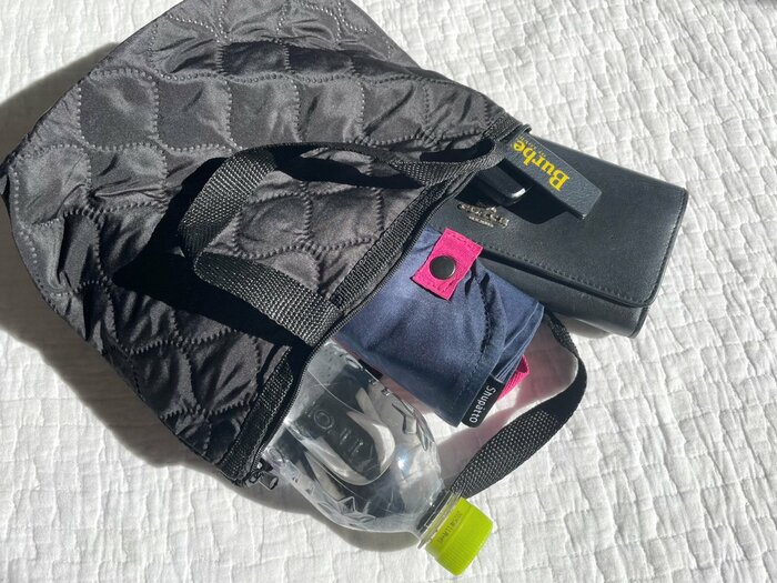 財布・エコバッグ・飲み物・キーケースが余裕で入りました