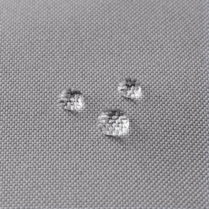 急な小雨や水しぶきがかかっても、大切な荷物をしっかりと保護してくれます