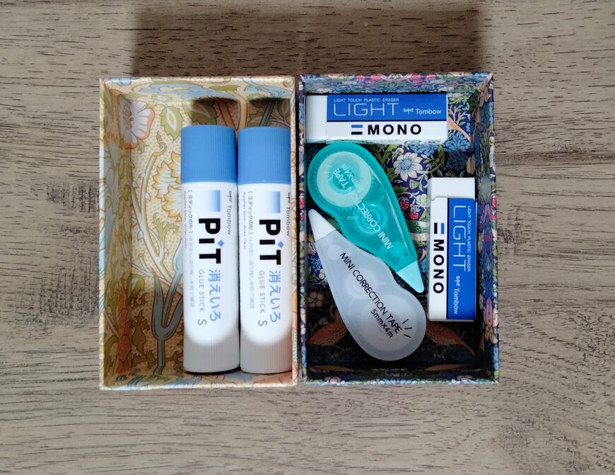 筆者撮影（セリア、文具小物収納BOX 長方形トレー マスターピースコレクション/WM）