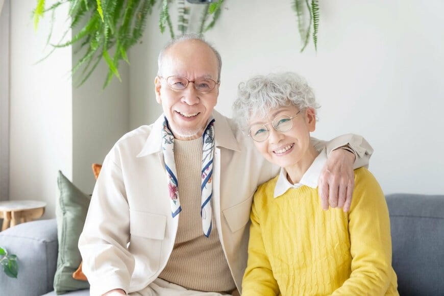 【仕事をリタイアした65歳以上のシニア】夫婦世帯の「家計収支・貯蓄額・年金額」はいくら？《平均を確認》