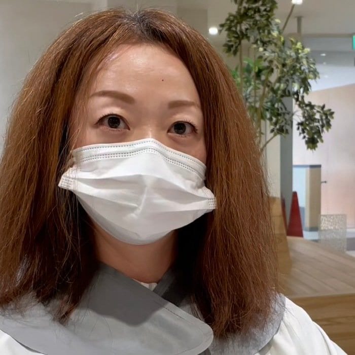 くせ毛をツヤツヤストレートに。縮毛矯正を取り入れた女性が『スッキリまとまる』仕上がりに満足