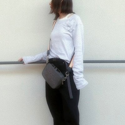 【66歳マダム】花モチーフがおしゃれなモノトーンコーデ「シンプルでかっこいい！」
