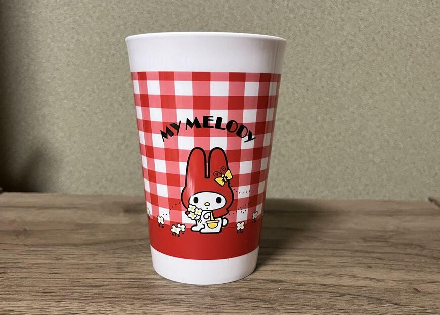 筆者撮影（ダイソー、タンブラー MM 50周年 赤 マイメロディ）