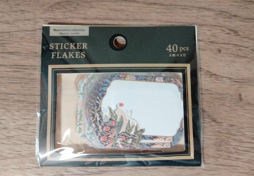 筆者撮影（セリア、フレークシール40P ウィリアム・モリスワールド）