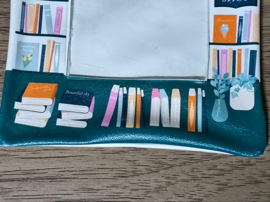 筆者撮影（キャンドゥ、PVC　窓付ポーチ　推しハピ　花屋＆本屋）