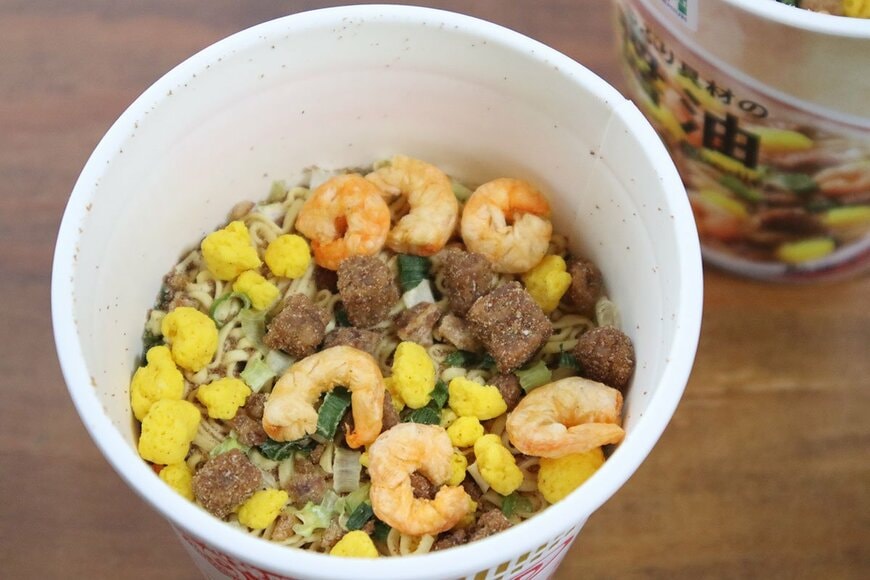 日清食品の『カップヌードル』。比較するとエビが多め