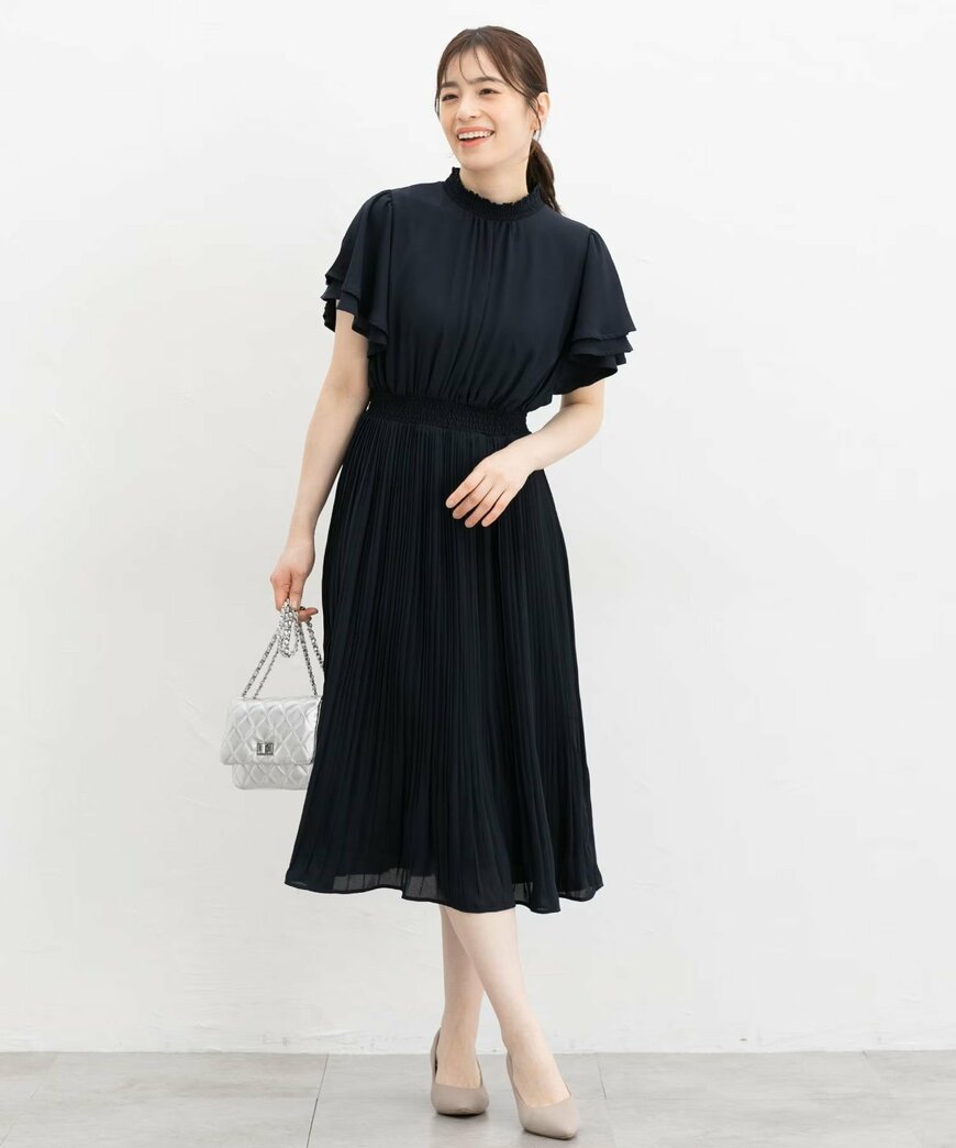 出所：ハニーズ公式　袖フレアワンピース