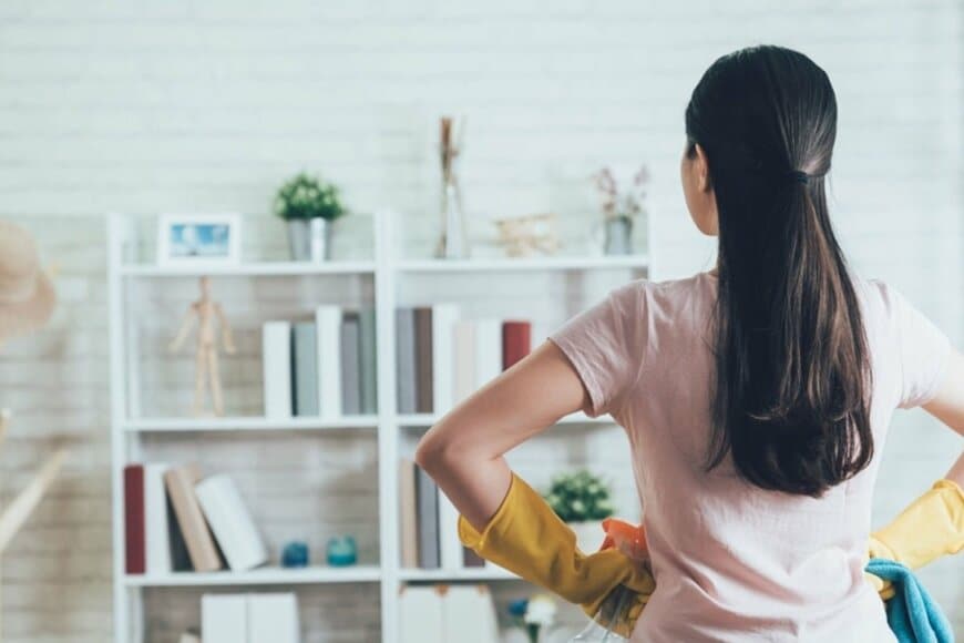 掃除をする女性