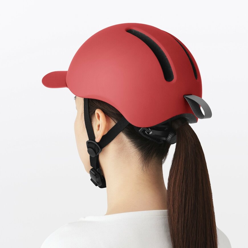 結んだ髪をヘルメット後頭部のスリットに通した着用イメージ