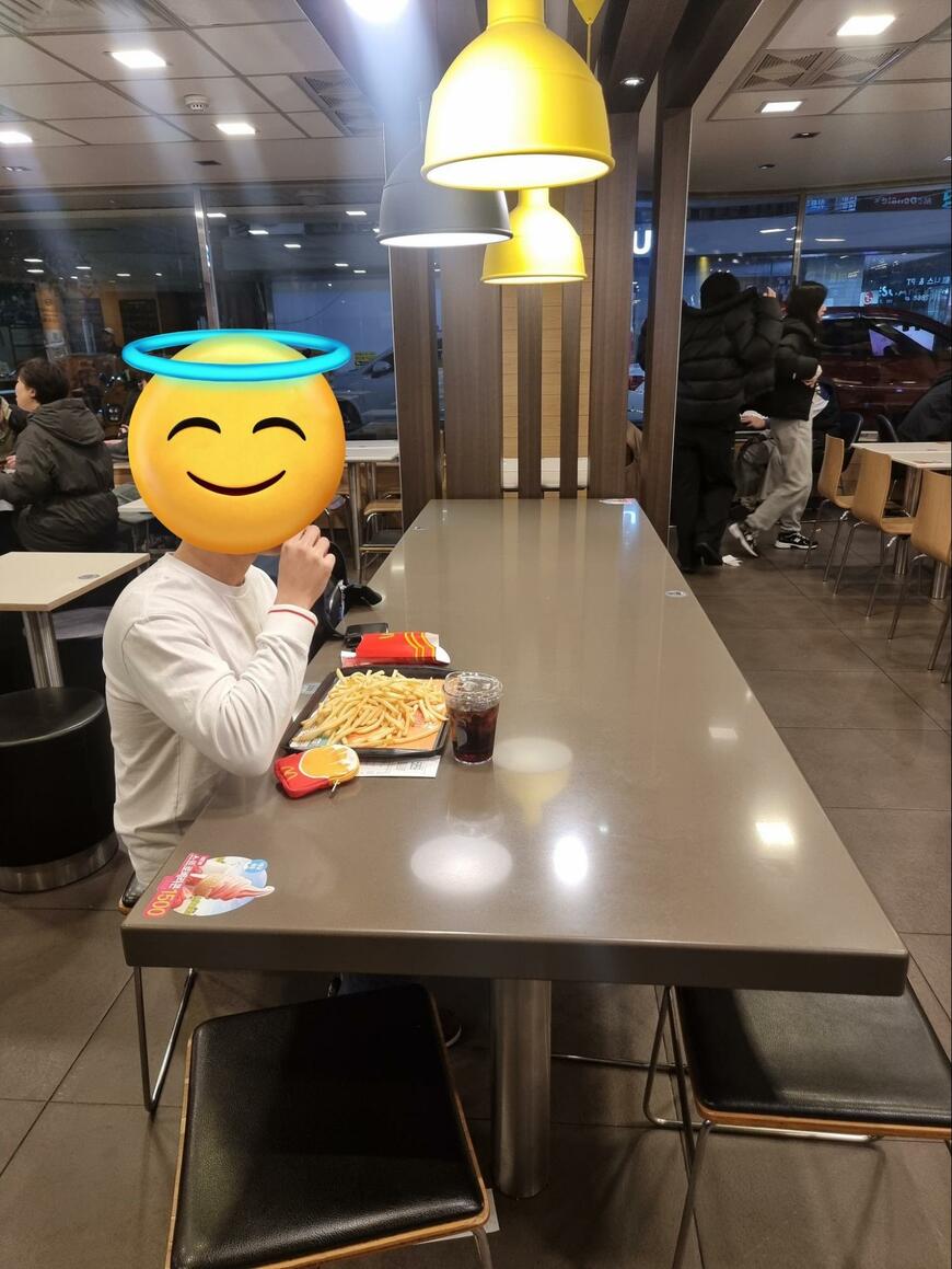 マクドナルドでポテトを食べる写真