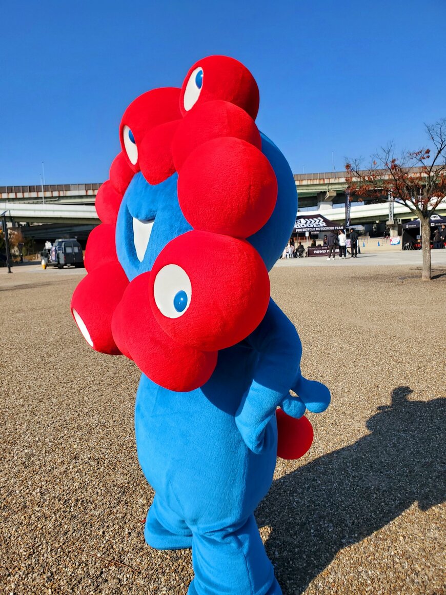 横から見たミャクミャク