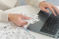 【65歳以上無職夫婦世帯】老後の生活費は1ヵ月いくら？シニア世帯の平均貯蓄額＆老齢年金額もあわせてチェック