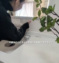 築30年中古マンションの〈白いキッチン壁〉を2児ママが…大理石調タイルシートを貼るだけ簡単DIY→「高級ホテルライクな空間」に雰囲気ガラリ！