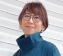 【62歳マダム】が着こなすユニクロの『ショートコート』に大反響！高見えする上級者コーデに「真似したい！」の声