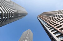 持ち家vs賃貸「都心に住めない人」でも勝ち組になれる？ 中古マンション購入などの意外な落とし穴とは