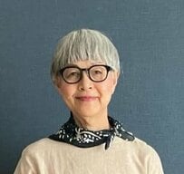 【70代マダム】無印良品“デニム×ブラウス”コーデが可愛すぎる！首元のアクセントにも反響「勉強になる」「真似したい」