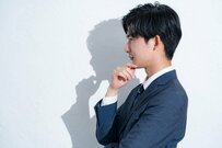 【男性全体の平均年収】は569万円だが「20〜50歳代」の平均年収はいくら？「業種別の平均年収」もチェック