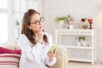 夫を亡くし「中高齢寡婦加算」を受け取る50歳代の妻、65歳で加算が終わると年金はどうなる？国民年金を40年納めていれば手取り年約19万円増、納付30年以下なら減る