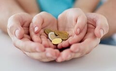 「年収と幸福度は比例する？」暮らしへの満足度が大きく上がる「年収ゾーン」とは