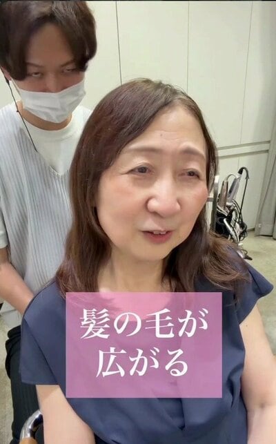 胸元までの長さで、毛先が広がる、ブラウンの髪の女性（ビフォー）