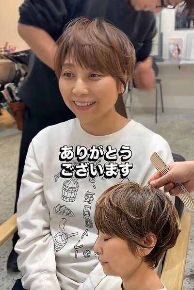 仕上がりを見て笑顔を見せる女性