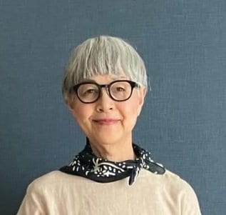 【70代マダム】無印良品“デニム×ブラウス”コーデが可愛すぎる！首元のアクセントにも反響「勉強になる」「真似したい」