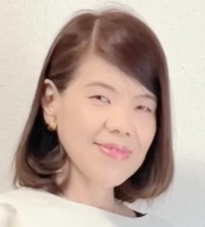 【60代マダム】の「ホワイトコーデ」がおしゃれ！洗練された小物使いで大人カジュアルスタイルが完成し「好き！」の声
