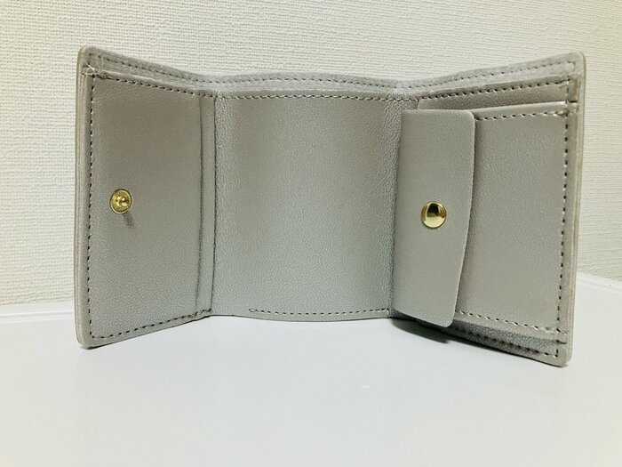 左にカード収納、右にはコイン収納のポケットがついています