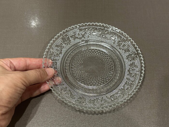 アンティーク食器を思わせるようなステキなデザインのプレート