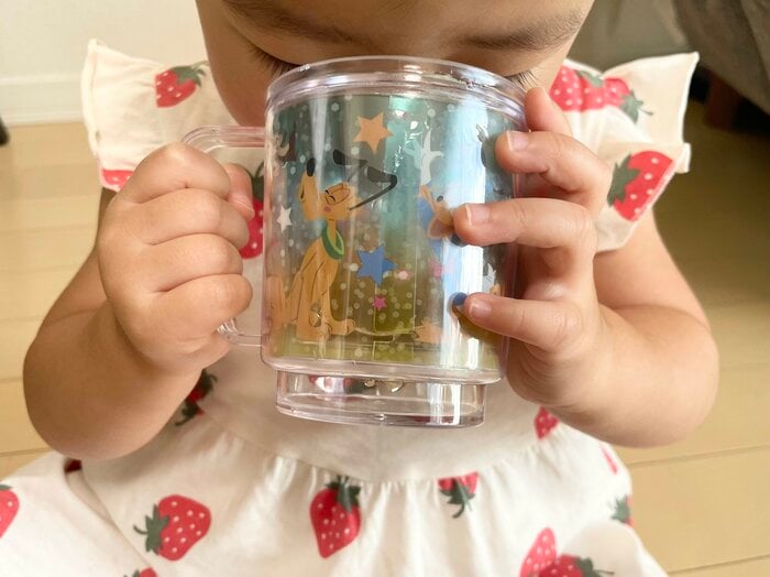 1歳の子どもが持ってみると、くぼみのある持ち手のおかげで手にフィット！