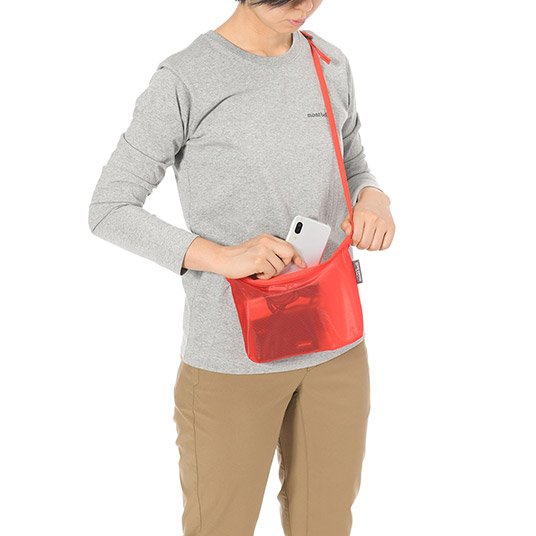 こちらのポーチは、23gと小ぶりなイチゴ程度の重さ