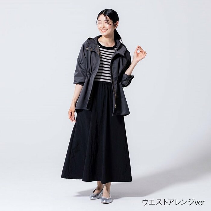 ウエストにはドロストコードがついているため、絞ればシルエットを変えられスタイルアップ効果も。