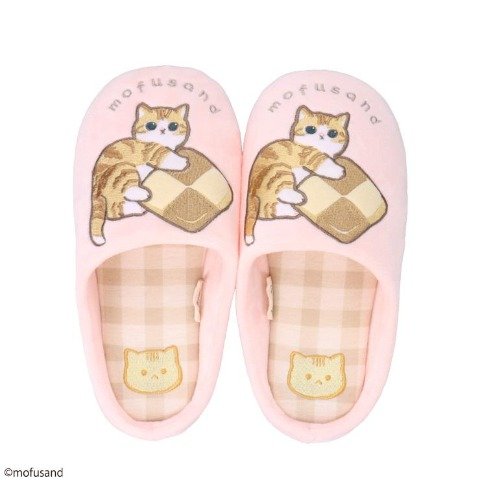 ギンガムチェック柄とねこちゃん刺繍もキュート